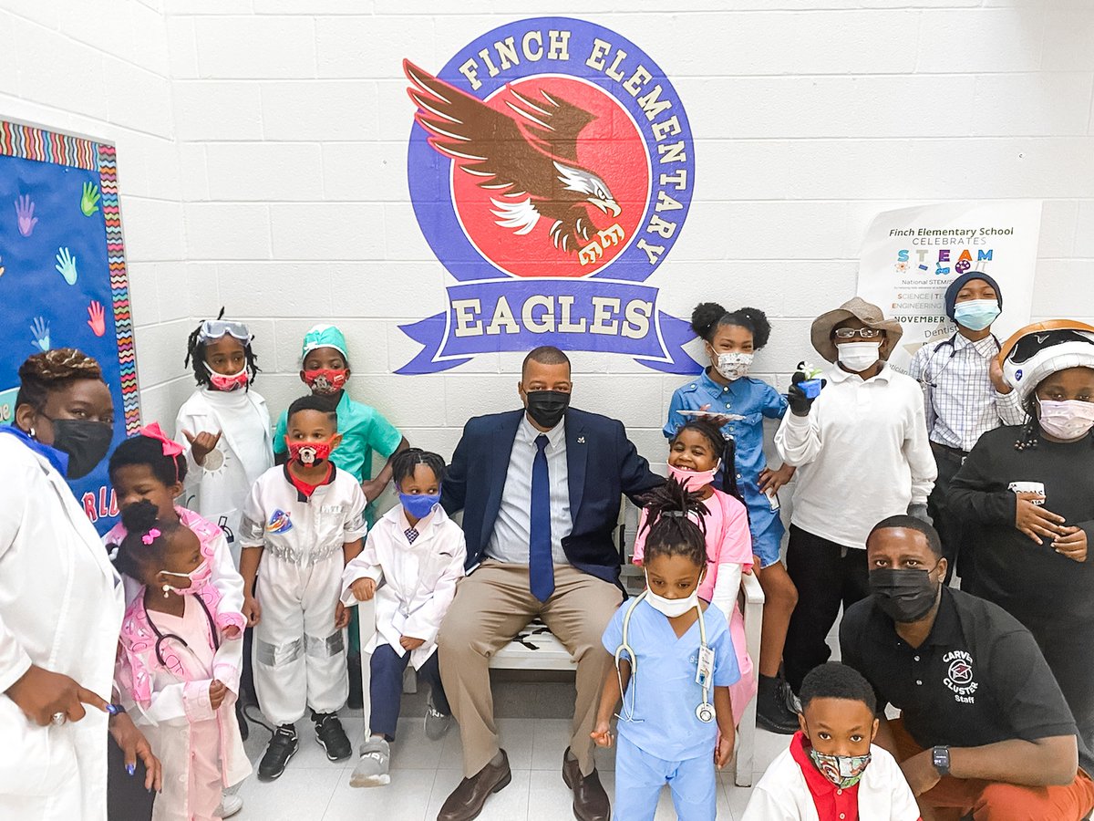 KymTechFowlkes's tweet photo. Happy National STEM
/STEAM Day!
@APSFinchEagles
@GeraldBJohnson
@_craigasimmons
#Dreamyourfuture
#apsupdate
#NationalSTEMDay https://t.co/YM39pdgFPe