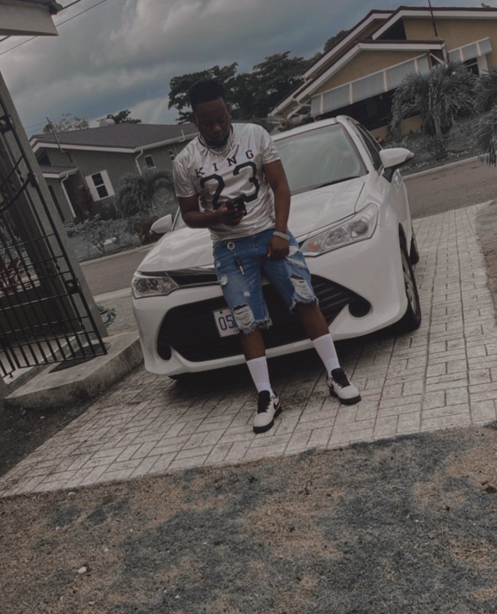 zulabeatz's tweet photo. Yea man Mi bathe and ting🥴 but it’s What my shirt said tho😶🌫️👑 #Outsiding 💎 https://t.co/bJHHYO99gv