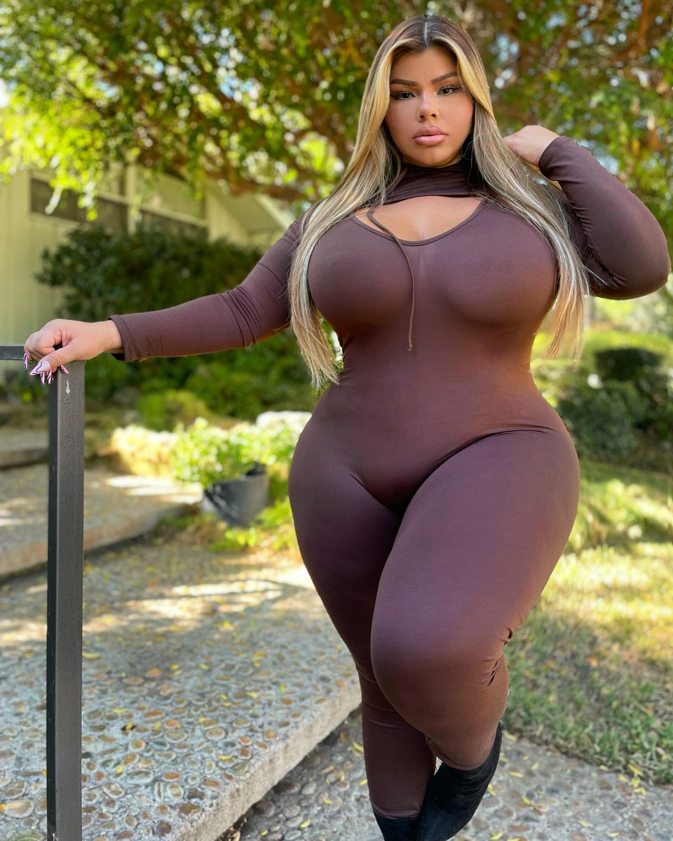 mshellraveni's tweet photo. RT if you love my outfit 😉 https://t.co/KaJBj5ehrC