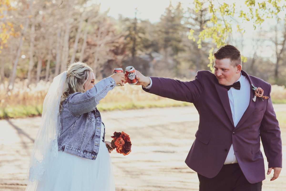 dizzy_1841's tweet photo. Cheers to many years! @BuschBeer had to include you in our wedding π€π» #Wisconsinwedding https://t.co/10ZRai4cEu