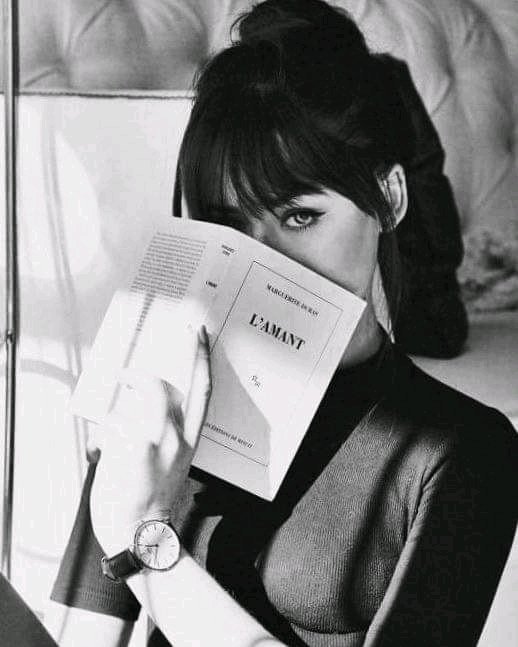 Non guardare una donna che legge, che pensa e capace di scrivere. Potrebbe piacerti così tanto da non farti desiderare altro