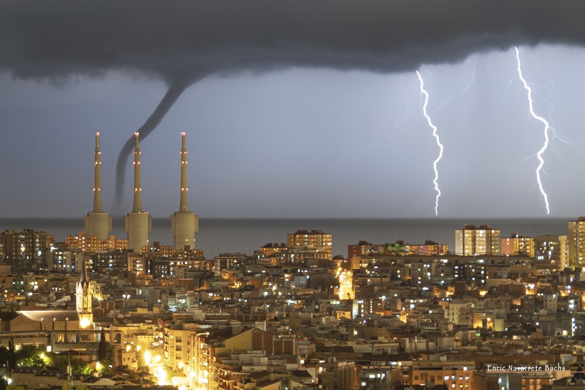 enricnavarrete's tweet photo. Més fotografies de la nit de dijous davant la costa de Barcelona. Fotos de la mànega marina que jugava amb les torres de Sant Adrià del Besòs i s'il.luminava amb la tempesta elèctrica (04-11-21)
#llamps #Meteorología #Tormenta #storm #Barcelona #stormchaser #lightningstrikes https://t.co/XLACOqetLW