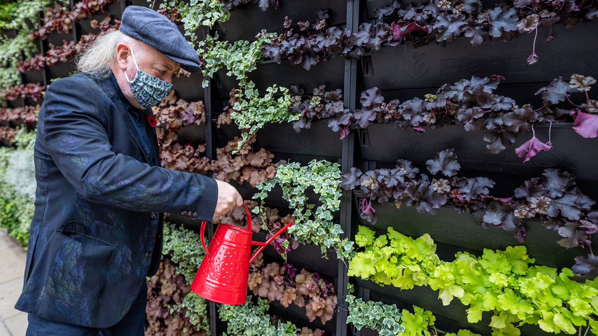 DavidHorne's tweet photo. Thanks to @BillBailey for stopping off at @NetworkRailEDB to give our #AzumaLivingWall some love today! #COP26 https://t.co/Rl9iT46ebT https://t.co/FK8ha4hbP4