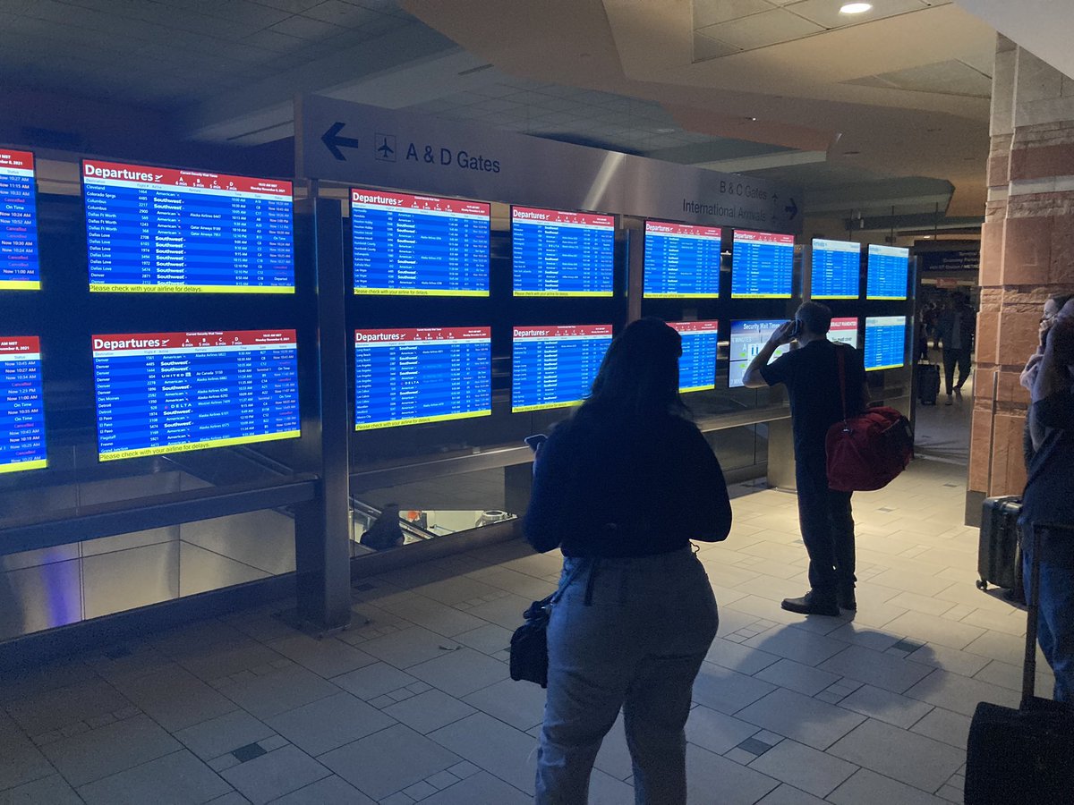 ZachCrenshaw's tweet photo. Sky Harbor is an absolute mess right now.
Tons of confusion. 
A number of the TSA checkpoints have been closed. https://t.co/CJZg1t4zJM