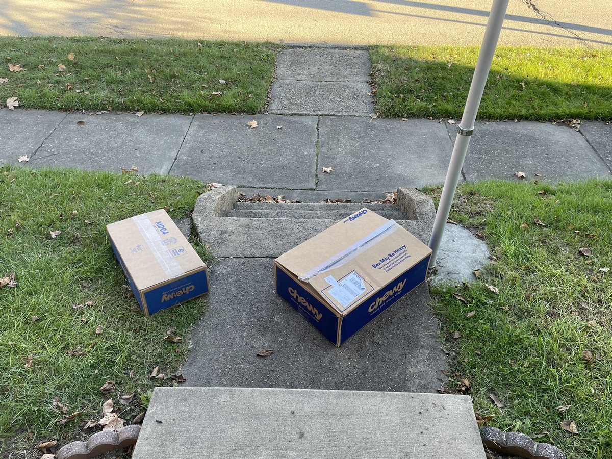 Ginge033's tweet photo. Really @FedEx ? This is the best you could do, chuck my boxes from the street? https://t.co/rKSRtR2IH9