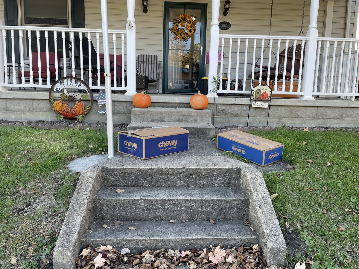 Ginge033's tweet photo. Really @FedEx ? This is the best you could do, chuck my boxes from the street? https://t.co/rKSRtR2IH9