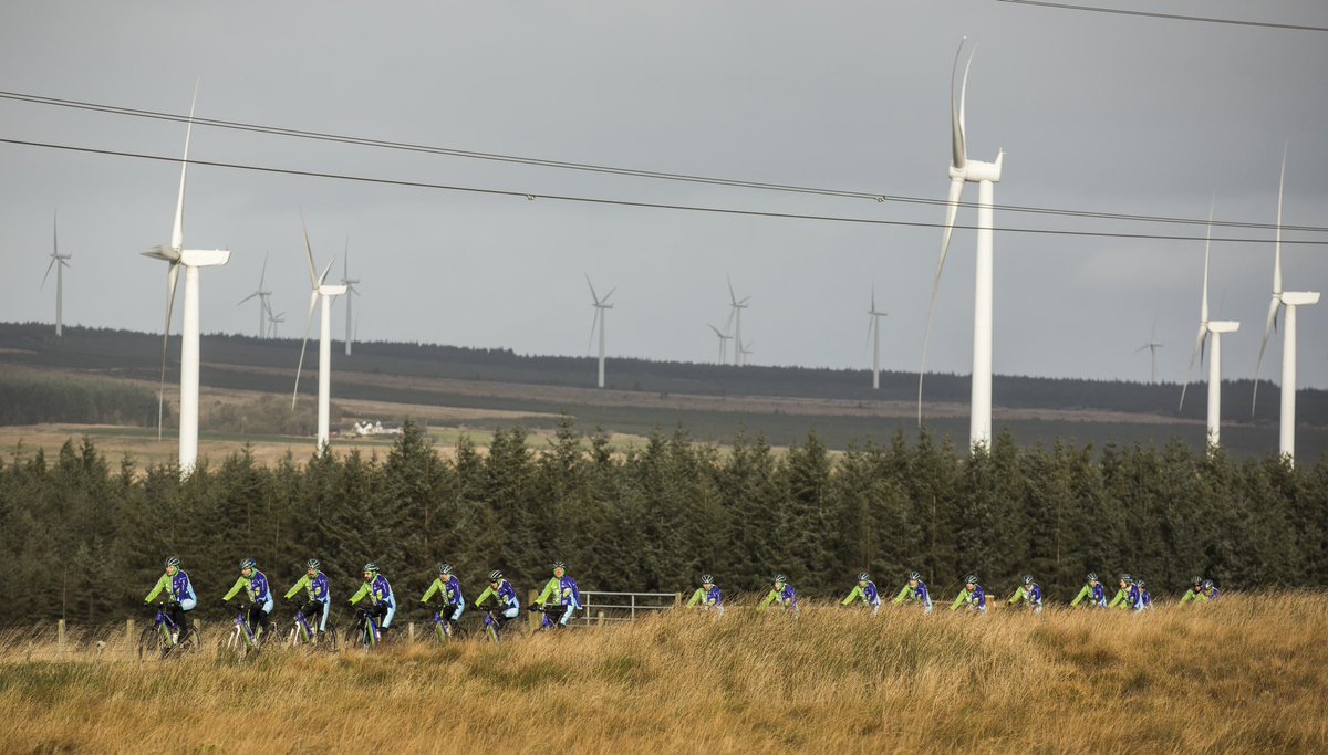 🚴🏽‍♂️🌧 On the 3️⃣ leg towards #COP26 , the <a href="/Moving4Climate/">Moving for Climate NOW</a> team went through one of the largest wind farms in the world:

💚 Whitelee, from <a href="/ScottishPower/">ScottishPower</a>, supplies clean energy to 300,000 families in the UK! 🤩 

🌬 #WhiteleeMoments