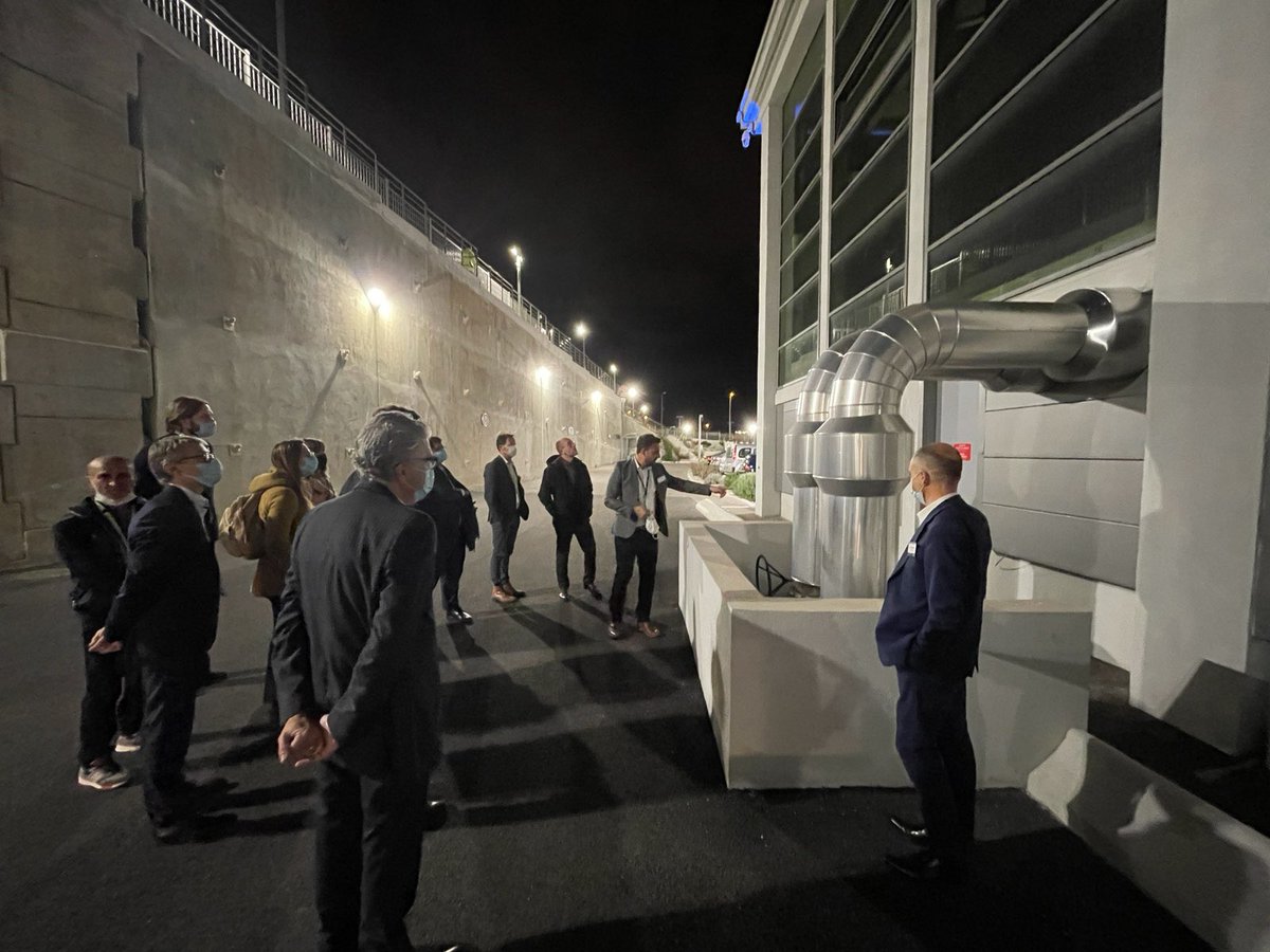 ProvencePromo's tweet photo. Inauguration à Marseille du 1er #DataCenter cloud français de @Oracle_France au sein des infrastructures d’@Interxion_FR. Karine Picard, Directrice Générale France, a reçu à cette occasion le label  #InvestinProvence pour cet investissement majeur sur le territoire https://t.co/ZGlM2DsxoE