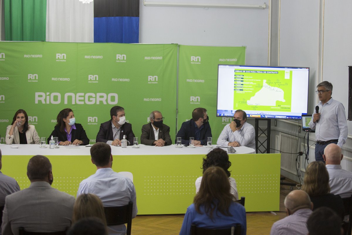rionegrogob's tweet photo. 🔥¡750 familias rionegrinas sumarán el servicio de gas natural!
La gobernadora, @ArabelaCarreras, encabezó hoy la firma de contratos para ampliar las redes en #ElBolsón, #Ñorquinco, #FernandezOro, #Cervantes, #Choele y #Beltrán.
✍️Una inversión provincial de más de $78.800.000. https://t.co/Umm9BfFehK