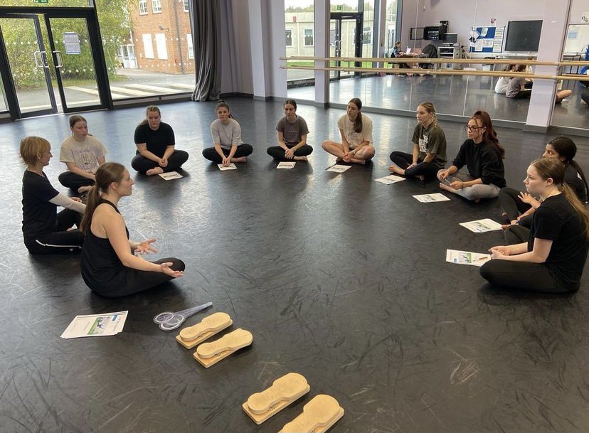 TL_DanceScience's tweet photo. Sonia and Beth had a brilliant time delivering a BSc Dance Science Workshop to the year 12 and 13 Dance students at @CarshaltonHigh today!
Thank you for having us! π
@trinitylaban #dancescience #bscdancescience #trinitylaban #choosetl #london https://t.co/Z4LsDVkBJT