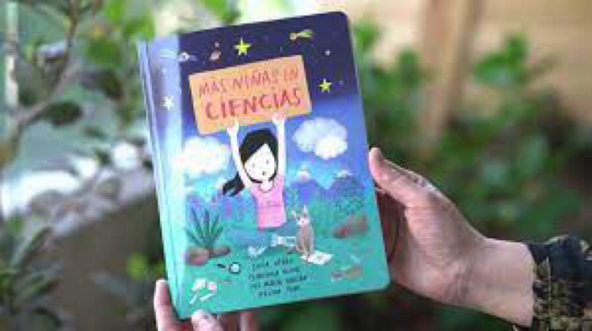 El libro “Más niñas en ciencias” de <a href="/sofia_oteroc/">Sofia Otero Cavada</a> #FlorenciaOlivos #NelyPohl y <a href="/luzmafarina/">Luzma Fariña</a> con <a href="/vasalisalibros/">vasalisaediciones</a> invita a descubrir, experimentar y disfrutar la ciencia 
Foto: <a href="/vasalisalibros/">vasalisaediciones</a> 

youtu.be/HcV1xroXOzs