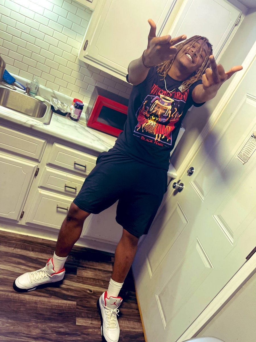 krd_vinci's tweet photo. Shoes old but they ain’t raggedy❤️‍🔥￼
#StevenRhodesCollection https://t.co/NjH3ciSaPW