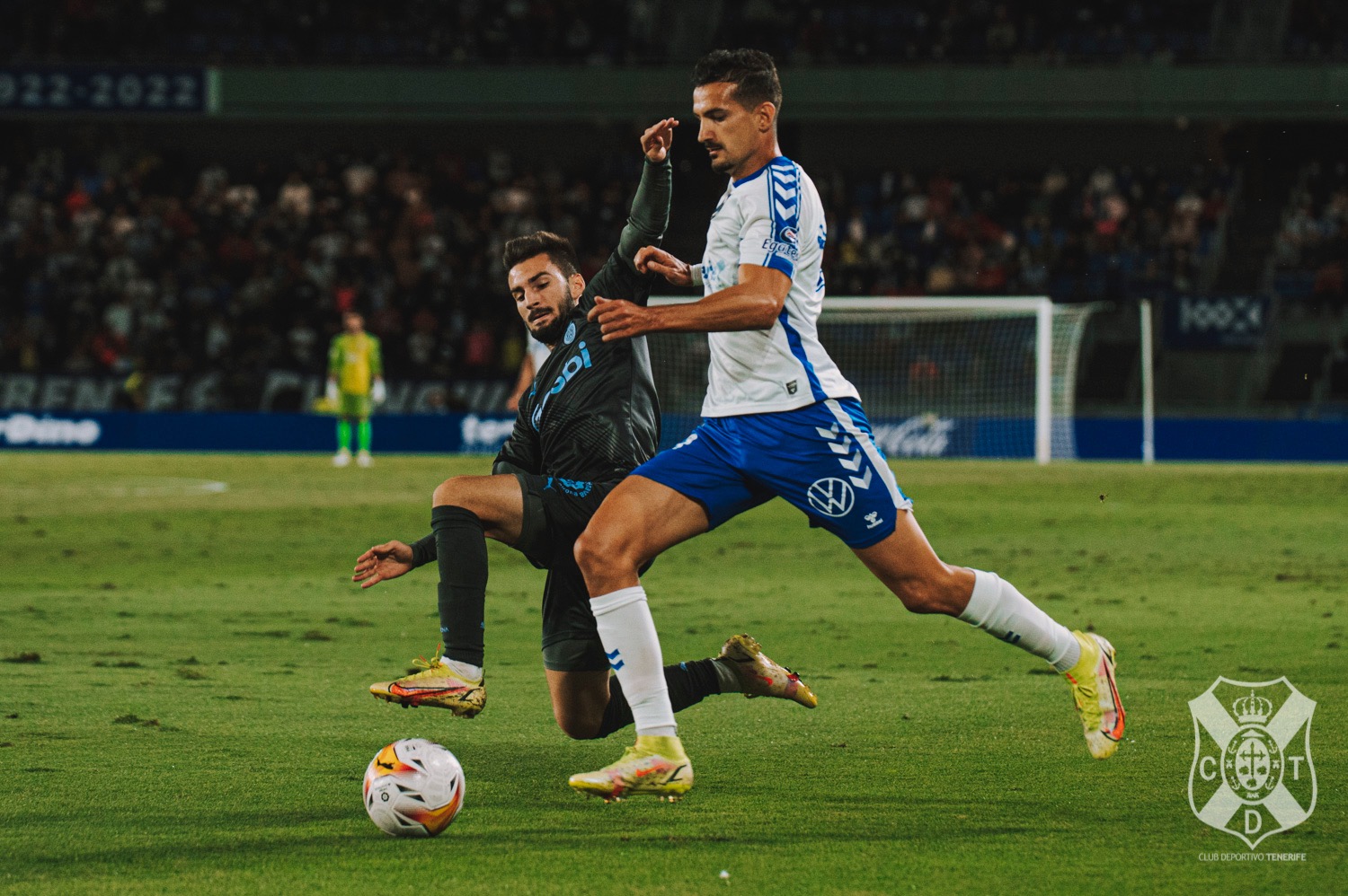 ImagenEl CD Tenerife, a un punto del ascenso directo tras ganar al Girona (2-1)