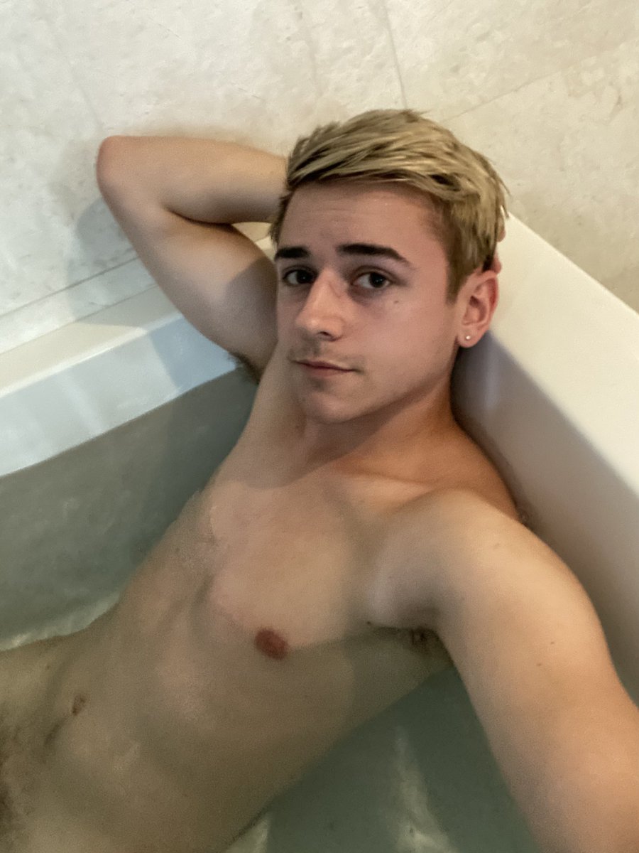 twinkstann's tweet photo. rt if you would hop in the bath with me 🛁 🧼 https://t.co/ibrxdyoPIG