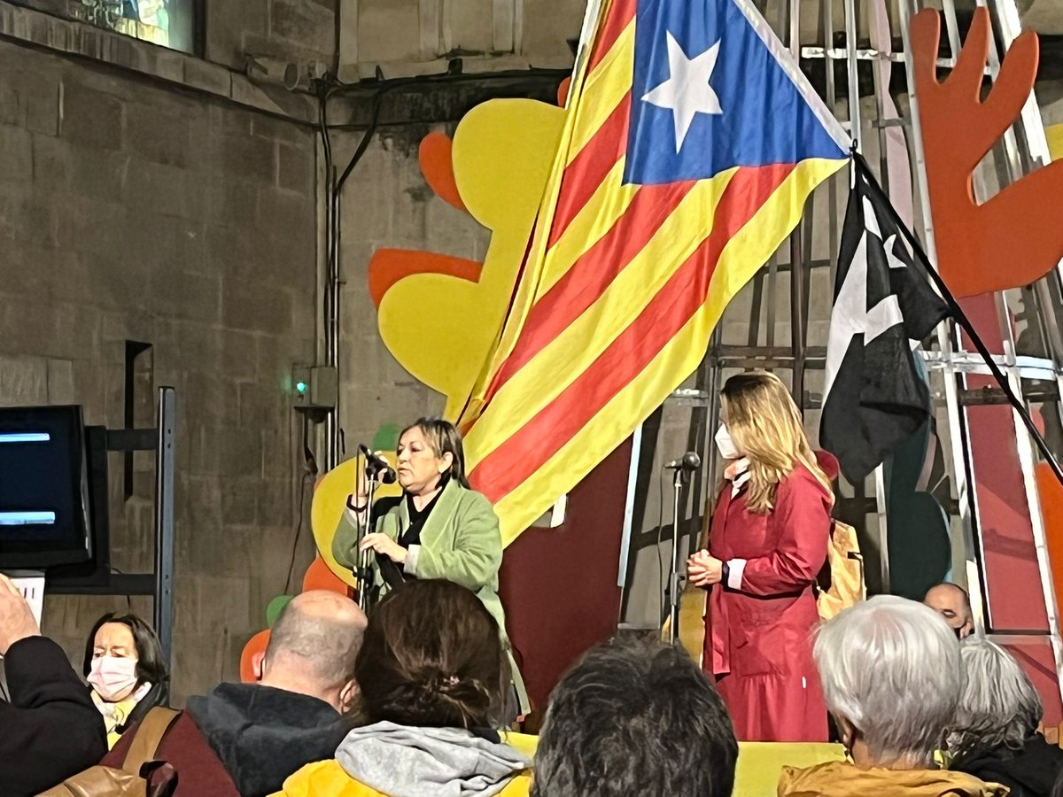 juntsxcatpaeria's tweet photo. Aquest vespre el TA @antonipostius ha participat en l'acte organitzat per @OmniumLleida a la plaça Paeria on ha compartit la cantada de @corpaeria amb @MeritxellSerret
i @RamonaBarrufet #ProuExili #ProuRepressió https://t.co/NFaku25gL6