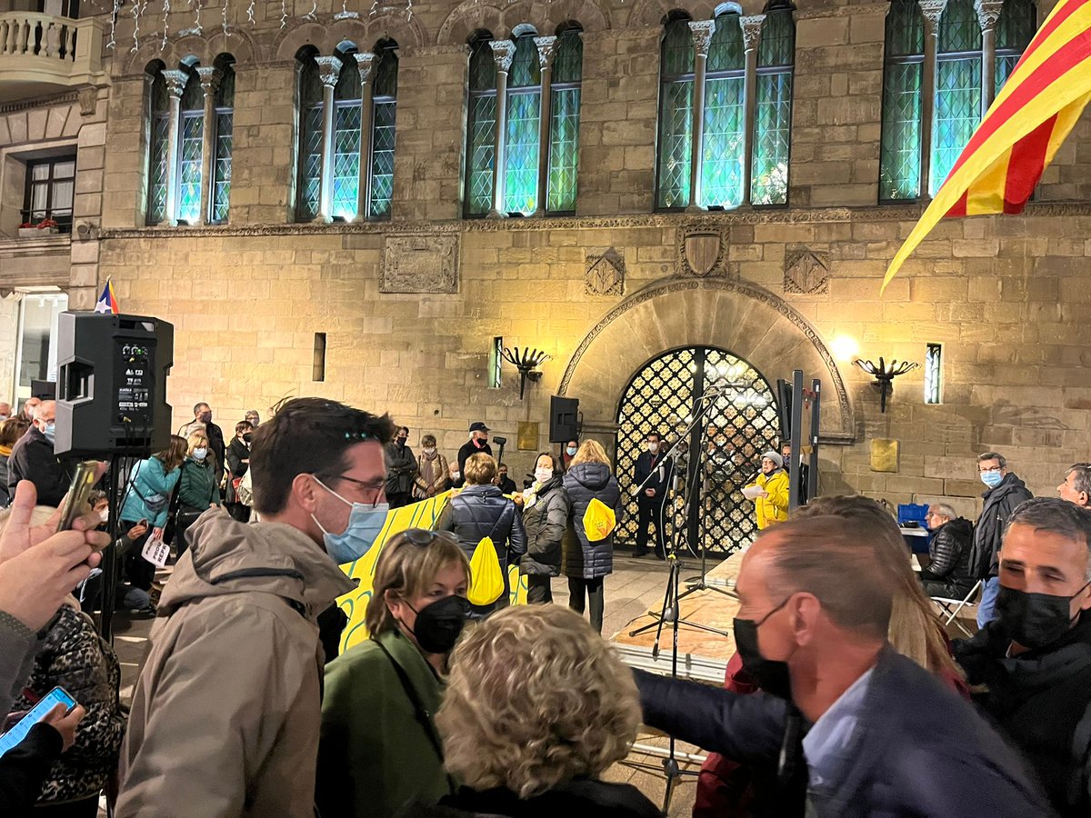 juntsxcatpaeria's tweet photo. Aquest vespre el TA @antonipostius ha participat en l'acte organitzat per @OmniumLleida a la plaça Paeria on ha compartit la cantada de @corpaeria amb @MeritxellSerret
i @RamonaBarrufet #ProuExili #ProuRepressió https://t.co/NFaku25gL6