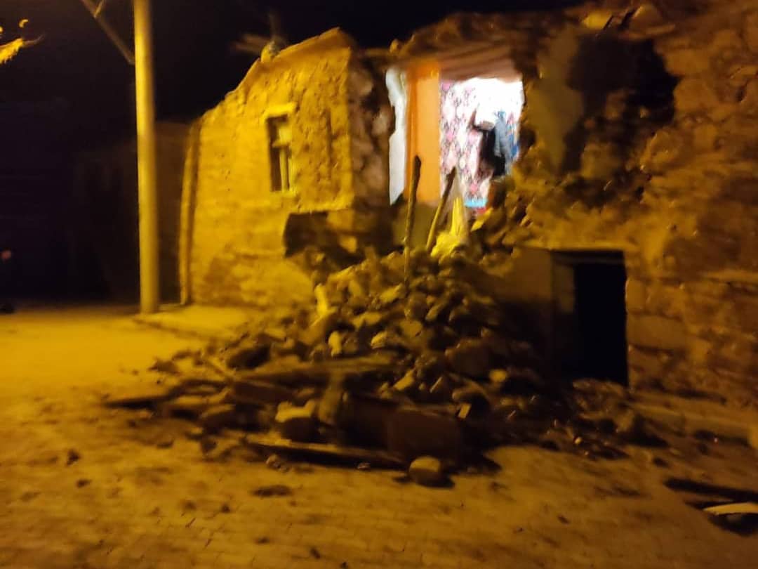 Merkez üssü ilimiz Meram ilçesi Kızılören mevkii olan 5.1 şiddetindeki depremin ardından Türk Kızılay ekiplerimiz alanda çalışmalara destek vermek için bölgeye ulaştılar.

<a href="/Kizilay/">Türk Kızılay</a> <a href="/drkerem/">Kerem Kınık</a> @zkartal42 

#deprem #Konya