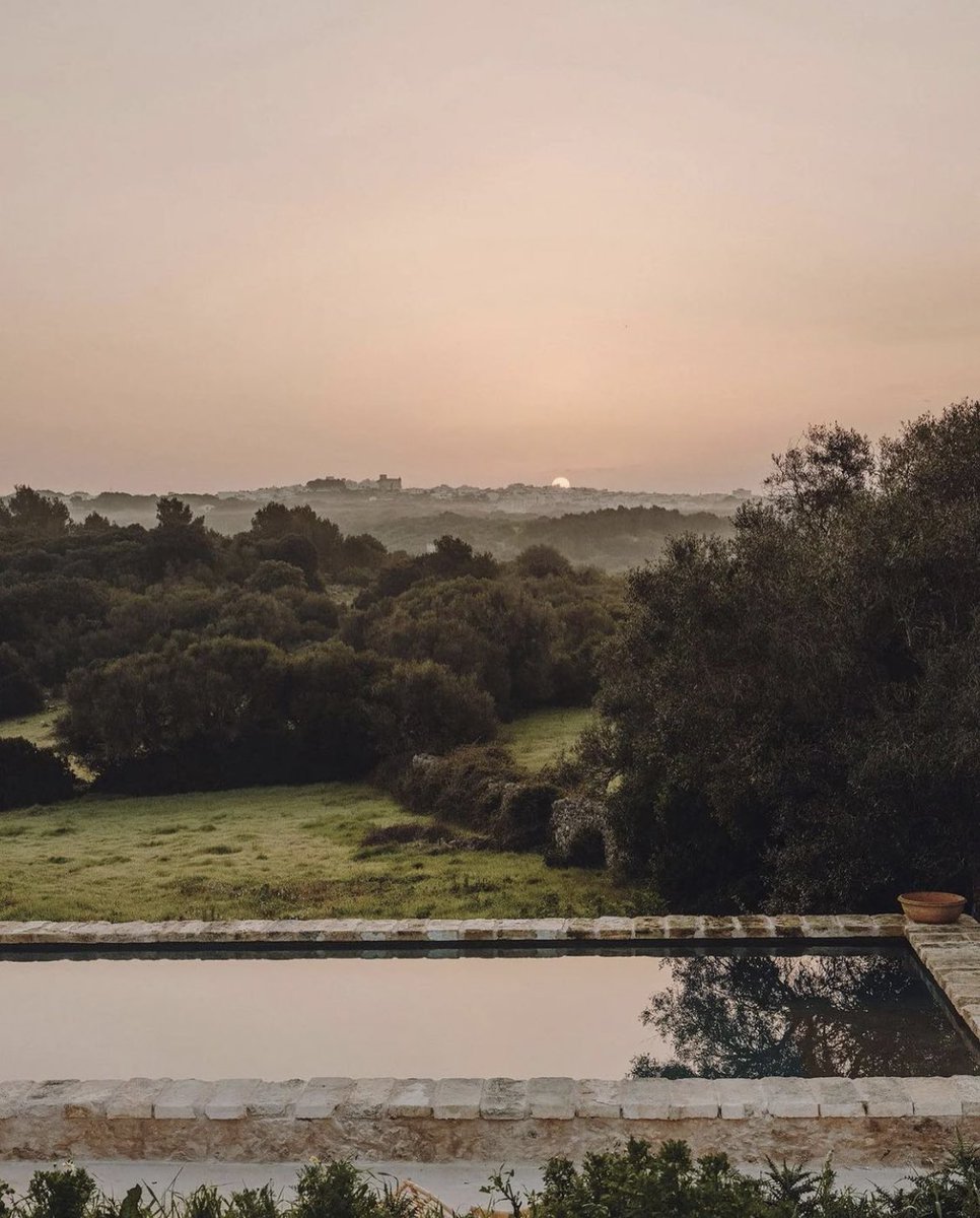 BuArena's tweet photo. Esta casa menorquina… pensando pensamientos (es de Luis Laplace, Premio AD al Mejor Arquitecto 2021). https://t.co/B0IrXH78h4