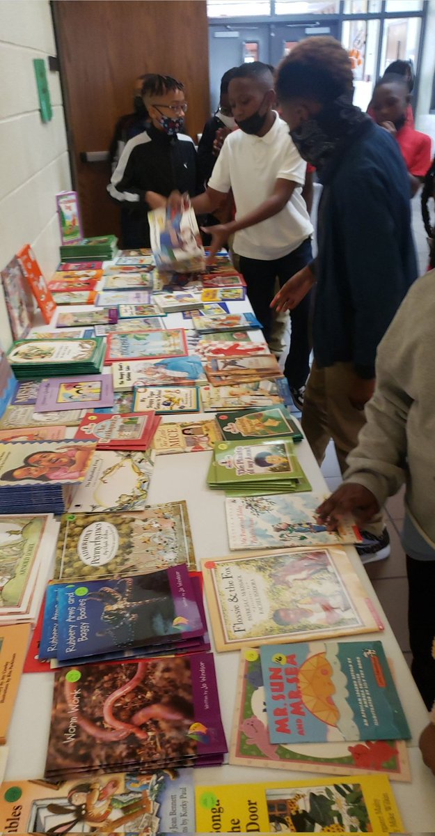 Sciencebyshelby's tweet photo. The scholars at @RPM_ISSD were excited about reading with a new book to add to their libraries! @YvonneMThornton #NationalFamilyLiteracyMonth
#WeAreOne
#BuildingALoveForReading https://t.co/tgcl4VcSTJ