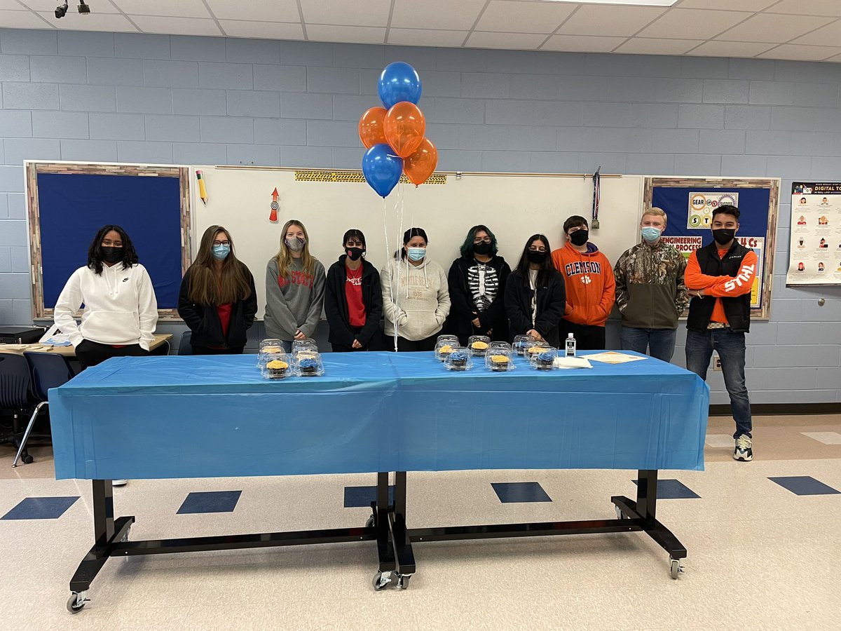LHSSTEM5's tweet image. Today is National STEM Day and we celebrated student achievement and our amazing staff. Congratulations to these #stemies for making the honor roll🧡  @LouisburgHSFCS @fcschoolsnc @FranklinCoNews