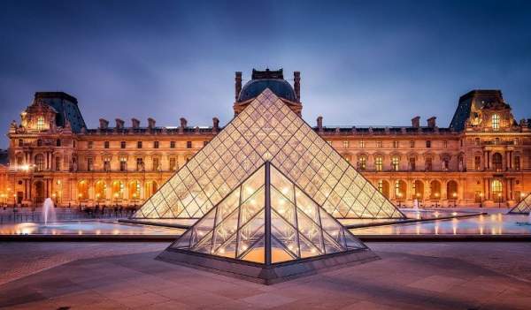 #LeeConLaFilven2021 1793 Se inaugura el Museo de Louvre en París,Francia,es uno de los museos más visitados del mundo estan resguardadas todas las obras de artes más importantes de la Humanidad desde Picasso,Van Gogh,Ruberns,Rembrant,etc como también piezas de Escultura...