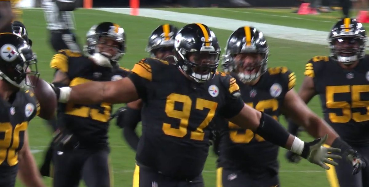 NFLonFOX's tweet photo. 🚨 BIG MAN INT!! 🚨

@CamHeyward https://t.co/FI5kNmUj6O