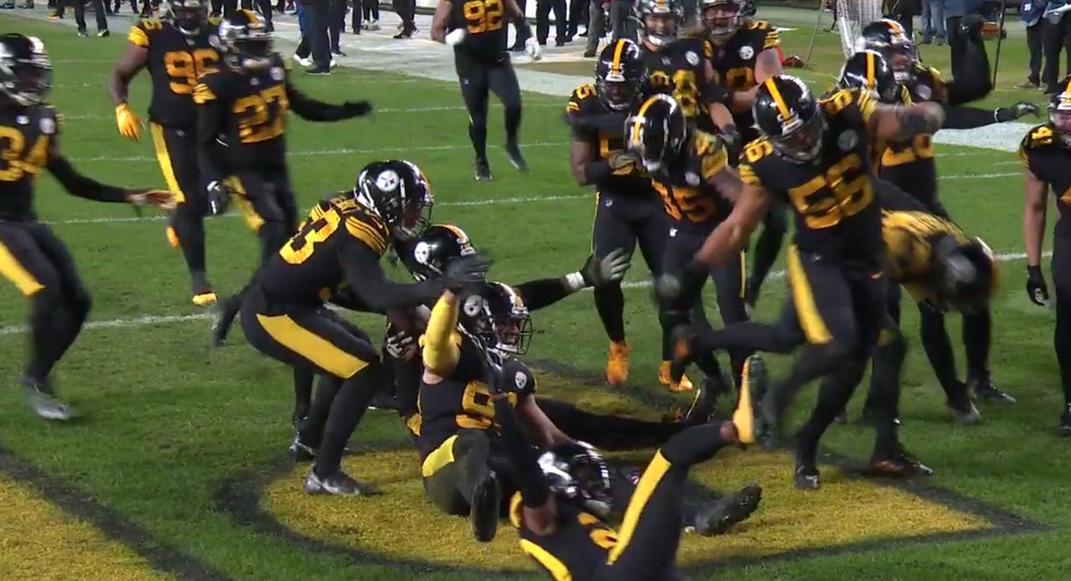 NFLonFOX's tweet photo. 🚨 BIG MAN INT!! 🚨

@CamHeyward https://t.co/FI5kNmUj6O