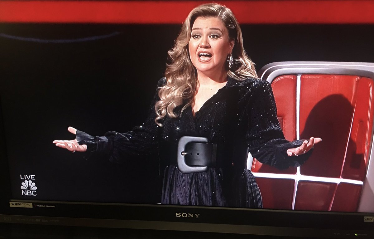 TerryGilg's tweet image. Santa is looking for his missing belt buckle, maybe @kellyclarkson can lend him hers!