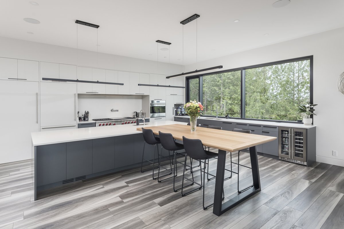 Sleek and sophisticated! 

Let us know how you feel about this kitchen, using an emoji. 🥂