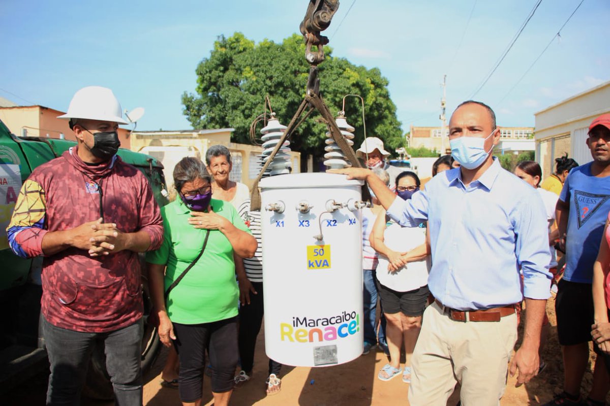 DPublicos's tweet photo. Junto al poder popular trabajamos para atenderte. Con el reemplazo de dos transformadores de 50 Kva en la parroquia Francisco Eugenio Bustamante, los vecinos de los sectores Villa Reina y Los Altos 2, tienen un mejor servicio eléctrico.

¡Con Vos, haremos más! https://t.co/TAmio1GiRi