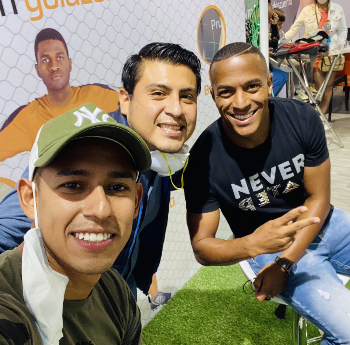 Todos los días con ellos y ni una fotografía a veces puedo tomarme. Se dio la oportunidad y falta con el resto de la familia…
#WilstermannElOrgulloDeTodoElPaís
#ElÚnicoTetra
🔴🔵🔴🔵