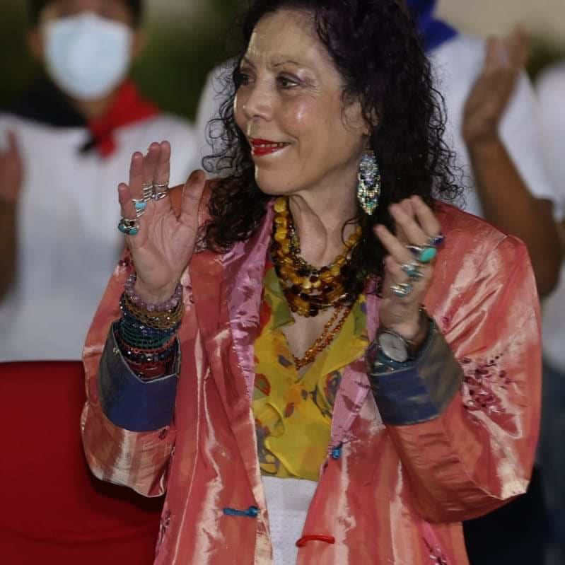 TradicionesB's tweet photo. Nicaragua 

▶️ Comandante Daniel Ortega y la compañera Rosario Murillo presiden el acto en homenaje al 45 aniversario del tránsito a la inmortalidad del Héroe Nacional, Comandante Carlos Fonseca Amador.

#EleccionesSoberanas2021 #TodosJuntosVamosAdelante
#UnidosEnVictorias https://t.co/QMkukI8O8M