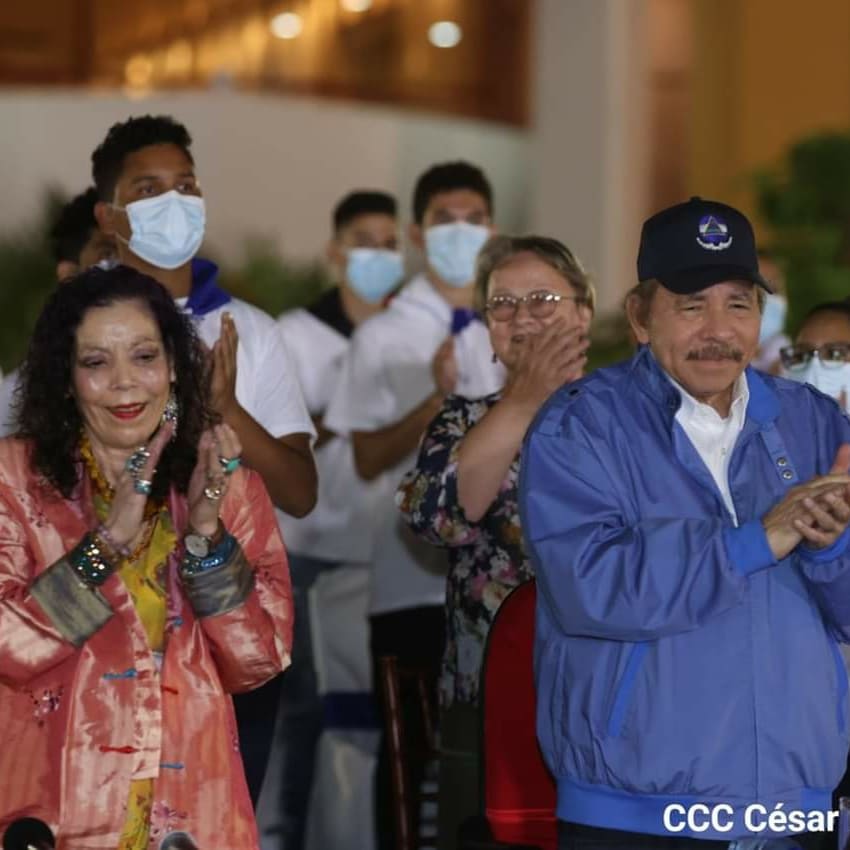 TradicionesB's tweet photo. Nicaragua 

▶️ Comandante Daniel Ortega y la compañera Rosario Murillo presiden el acto en homenaje al 45 aniversario del tránsito a la inmortalidad del Héroe Nacional, Comandante Carlos Fonseca Amador.

#EleccionesSoberanas2021 #TodosJuntosVamosAdelante
#UnidosEnVictorias https://t.co/QMkukI8O8M