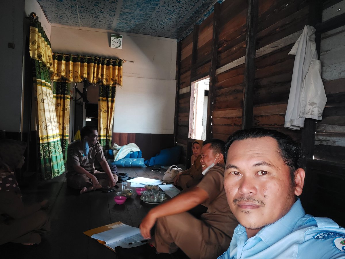 SBudi21's tweet photo. Rabu(17/11), Setiobudi,Luhkan LomTim. Apel Bersama TNI POLRI di lapangan Masjid Nurul Bilat, dalam rangka Aksi Bersih pantai di pantai Seger Mandalika sircuait Lomteng 
#GiatLuhkanSatminkalBWI
#luhlapor 
#bbrblppgondol 
@bppp_banyuwangi https://t.co/pk9bcNzMxG https://t.co/rpkP4fTyMV