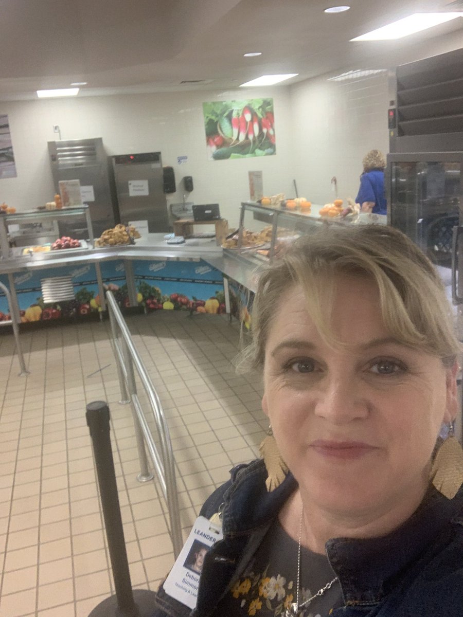 DebSimmonsLISD's tweet photo. The @cnslisd team at Glenn is amazing!! I barely made it through one day serving lunch and they do it every single day!
Also, students at GHS are awesome - so many “thank-yous” and compliments and smiles as we dished up heaping plates of turkey and dressing 😁
#1LISD https://t.co/ACv1Y5Ds0r