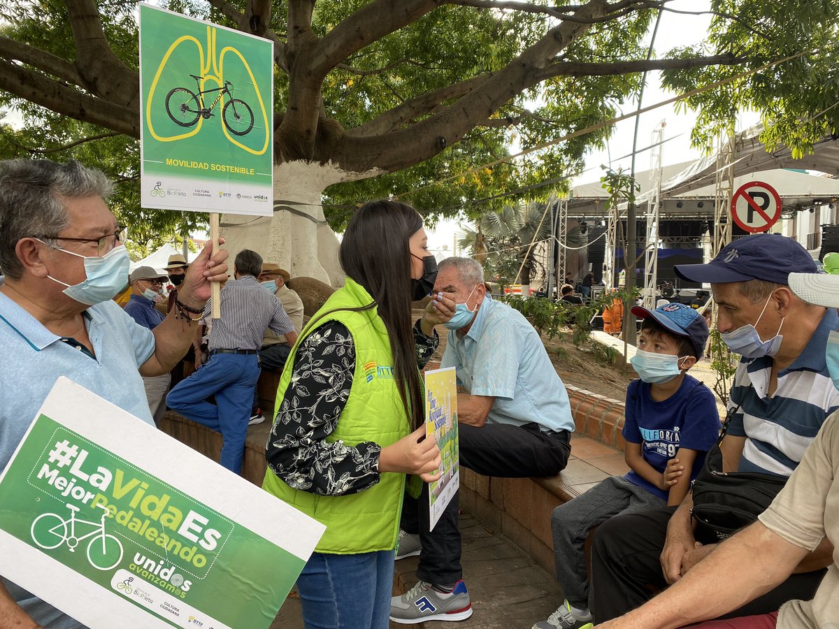En el marco de nuestra #FeriaDulce2021, con el programa de la Oficina de la Bicicleta, llevamos el mensaje por una #MovilidadSostenible <a href="/Alcaldiafblanca/">Gobierno de Floridablanca</a> 
<a href="/MiguelMorenoSu/">Miguel Ángel Moreno</a> #FloridablancaEstáDeFeria
