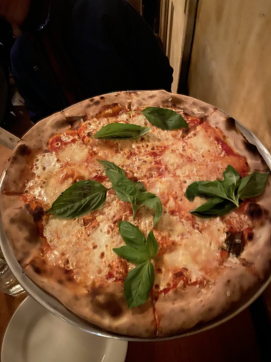samirmenon's tweet photo. Worth the wait to eat Lucali's https://t.co/jDysk1NCnJ