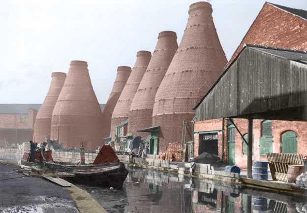 Tunnelbreeze's tweet photo. Meakins Eastwood Works at Hanley on the Caldon Canal, photographed in 1948. The kilns were known as "The Seven Sisters".
Please visit our online local history bookshop: https://t.co/PZLehESuf7 #tunnelbreeze #colourising #็่ฒ #Staffordshire #potteries https://t.co/NOn6cSvGcZ
