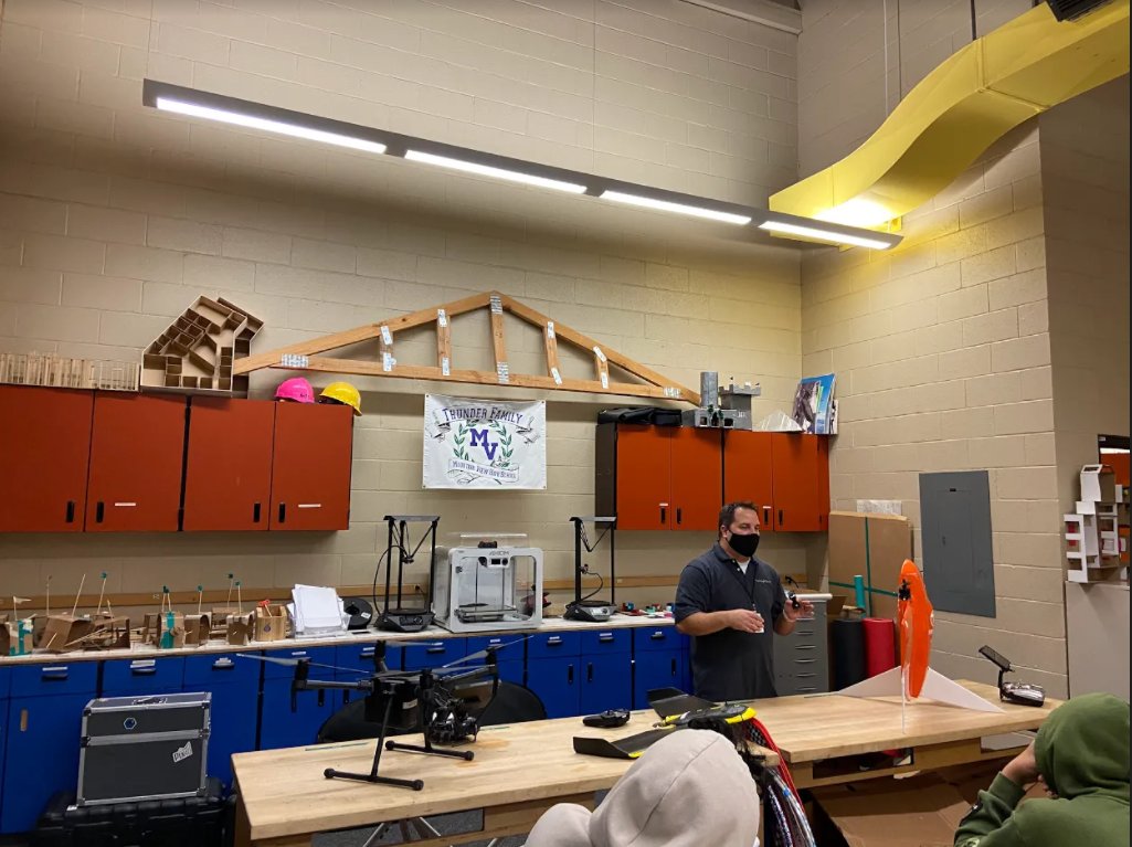 EvergreenCTE's tweet photo. It's great being able to invite special guests back into the classroom. Thanks, Adam Wise from @MacKaySposito for giving a career talk to engineering students today at Mountain View HS. @ViewCrew360 #CTE @evergreenps https://t.co/CdS6sUxVtT