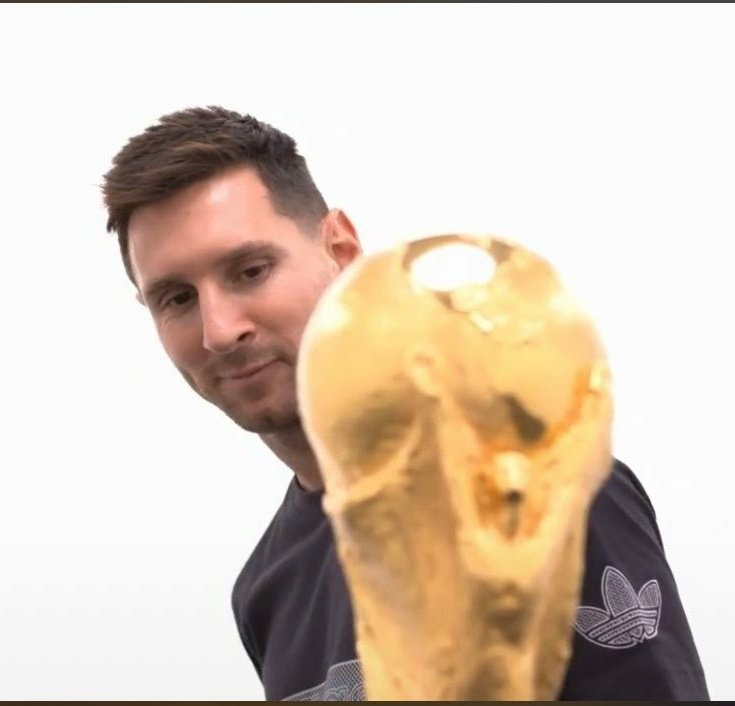 COUTlENlSMO's tweet photo. Que Prefieres?

🔄 Tener una noche con Lana Rhoades

❤️ Ver a Messi levantar la Copa del mundo en Qatar https://t.co/dgemVxGOzI