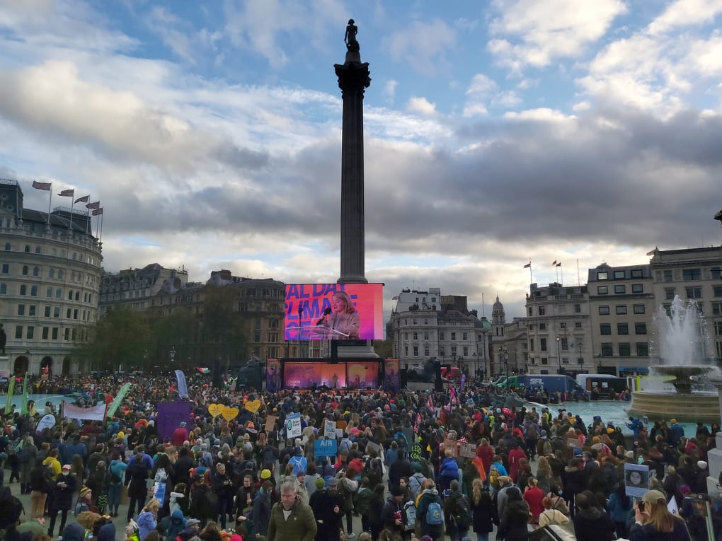 Thousands of #climate protestors (including UK members of the Terra.do team!) attended the #COP26 march from the <a href="/bankofengland/">Bank of England</a> to Trafalgar Square on Saturday.

On the big screen: <a href="/DrJoGrady/">Jo Grady</a>, General Secretary of the <a href="/ucu/">UCU</a> ✊🏽