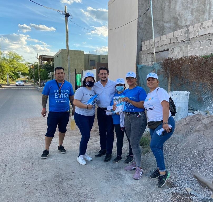 Recién, rumbo a actividades de agenda, me cruce en barrio Vial a compañeras y compañeros de <a href="/EvitaLaRioja/">Movimiento Evita LR</a> y me detuve a saludarlos y agradecerles el trabajo militante y comprometido
Mi reconocimiento a tod☀️s que a lo largo y ancho de La Rioja militan por @TodosLaRioja
Gracias!