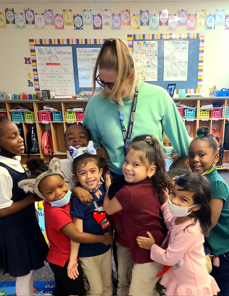MrsWhiteKinder's tweet photo. When your DLC @FollowMsLee comes in for a Science lesson on weather at @TownsellElem you leave with a group hug. We love you Ms.Lee!!
@IrvingISD #WeRiseIrvingIsd https://t.co/12U23ODlf0