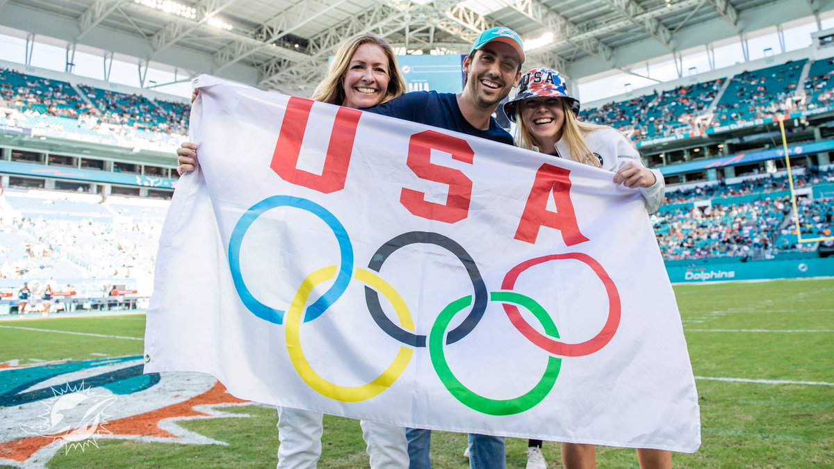 HardRockStadium's tweet photo. U-S-A‼️ 

Yesterday at halftime, the @MiamiDolphins honored our South Floridian @TeamUSA #Tokyo2020 Olympians and Paralympians! 🇺🇸 https://t.co/UIDKpbeG3s