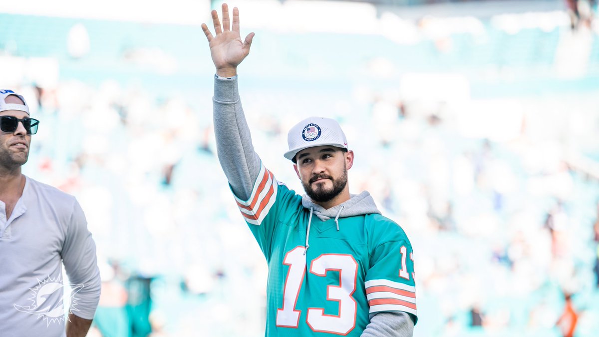 HardRockStadium's tweet photo. U-S-A‼️ 

Yesterday at halftime, the @MiamiDolphins honored our South Floridian @TeamUSA #Tokyo2020 Olympians and Paralympians! 🇺🇸 https://t.co/UIDKpbeG3s