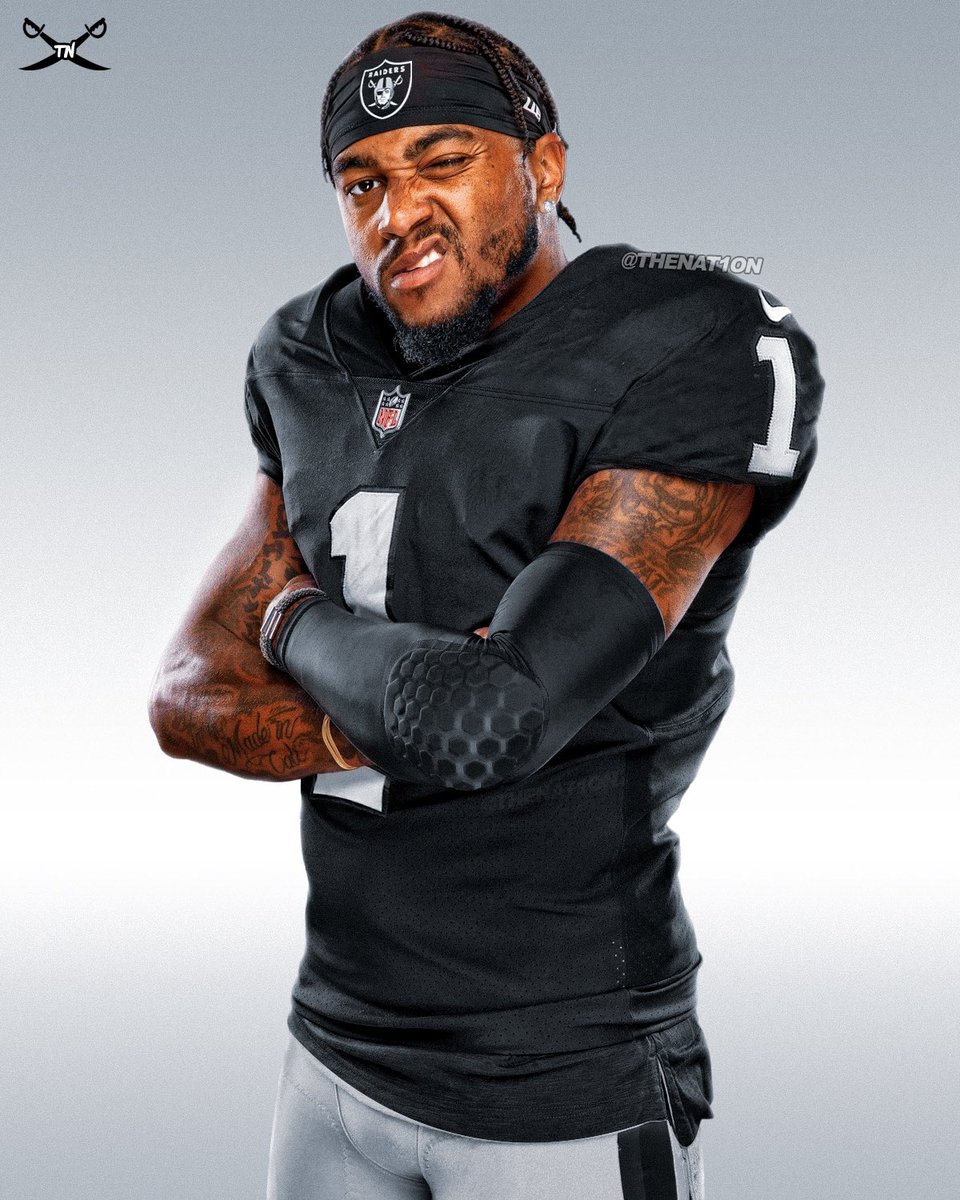 TheNAT1ON_'s tweet photo. 👀 everyone always looks better wearing that Silver &amp; Black! 

@DeSeanJackson10 https://t.co/swG2EOAFUh