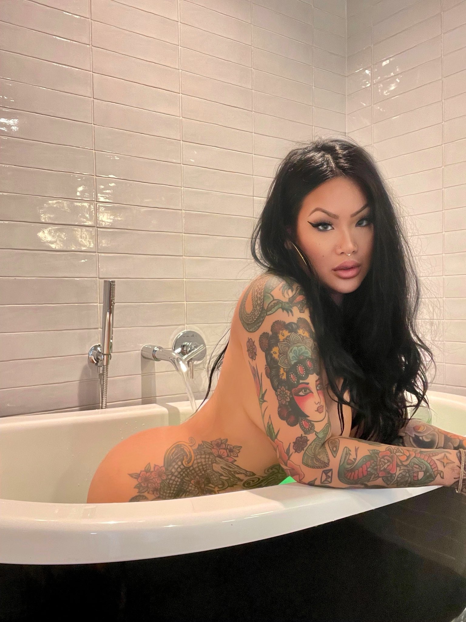 Connie Perignon 🌹 on X: Drink my bath water so I know its real 💋  t.cojtQj2yElPn  X