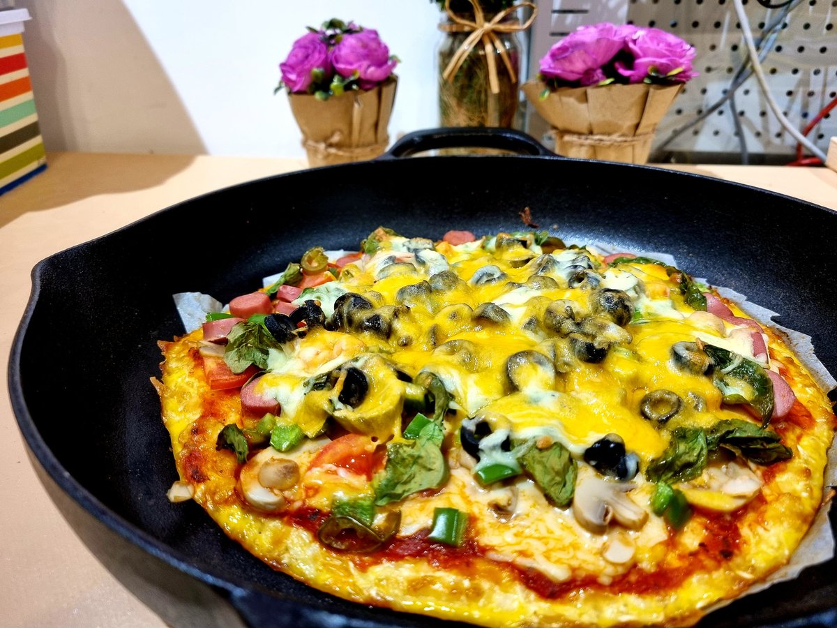 HumairaWajahat's tweet photo. Baked this healthy pizza today from Dr. Eric Berg's recipe. It has a cauliflower and mozzarella base, no flour or yeast used ❤️
I put toppings of my own choice: sausages, basil leaves, Roma tomatoes, mushrooms, olives, and peppers. Recipe Link:
https://t.co/0QWhMUyxwh
#ericberg https://t.co/WdtpNzU1XN