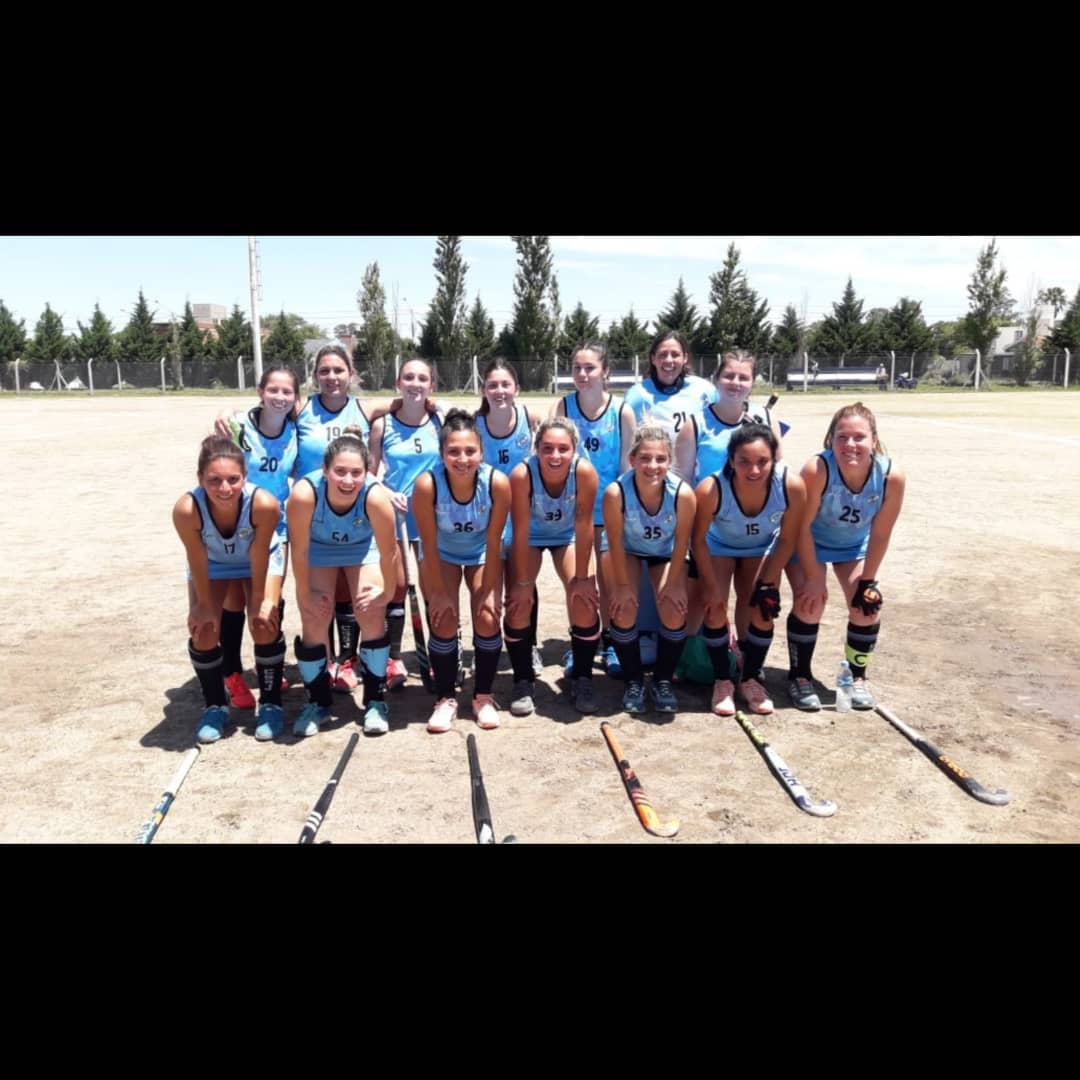 CS9JOficial's tweet photo. Resúmen fin de semana HOCKEY 🏑

📌Primera (FOTO 1) 
▫️9 de Julio 1 - Baguales 2.
Gol: Agustina Zajc.

📌Intermedia (FOTO 2)
▫️9 de Julio 2 - Baguales 0.
Goles: Verónica Sanagua (2).

📌Menores(FOTO 3)
▫️9 de Julio 2 - Baguales 1.
Goles: Pabla Azcona y Rocío Fassi https://t.co/2umYvOnKO7
