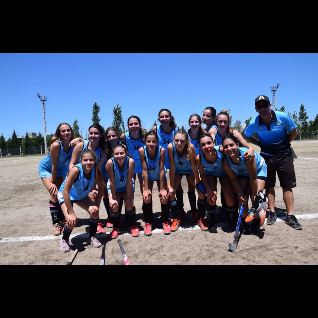 CS9JOficial's tweet photo. Resúmen fin de semana HOCKEY 🏑

📌Primera (FOTO 1) 
▫️9 de Julio 1 - Baguales 2.
Gol: Agustina Zajc.

📌Intermedia (FOTO 2)
▫️9 de Julio 2 - Baguales 0.
Goles: Verónica Sanagua (2).

📌Menores(FOTO 3)
▫️9 de Julio 2 - Baguales 1.
Goles: Pabla Azcona y Rocío Fassi https://t.co/2umYvOnKO7